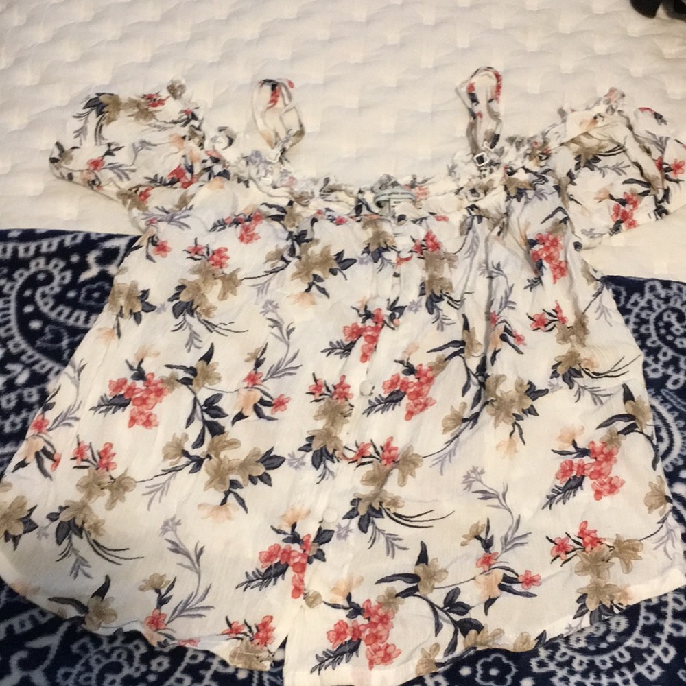 American Eagle shoulder shirt